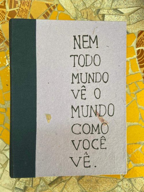 CADERNO LIVRO NEM TODO MUNDO VÊ O MUNDO COMO VOCÊ VÊ CADERNO LIVRO NEM TODO MUNDO VÊ O MUNDO COMO VOCÊ VÊ – MEDIDAS: 15cm X 11cm